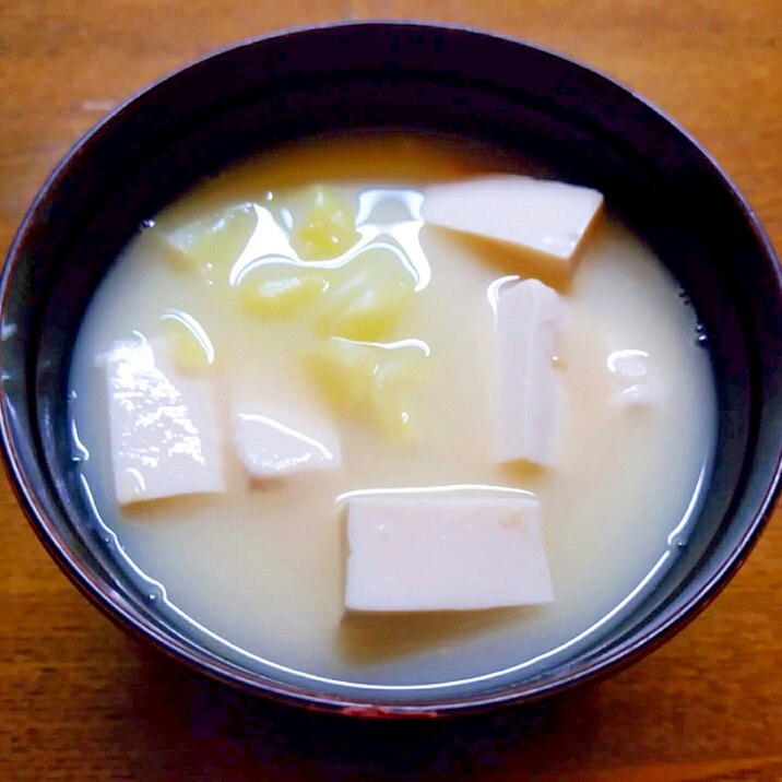 豆腐と白菜とキャベツの白味噌汁
